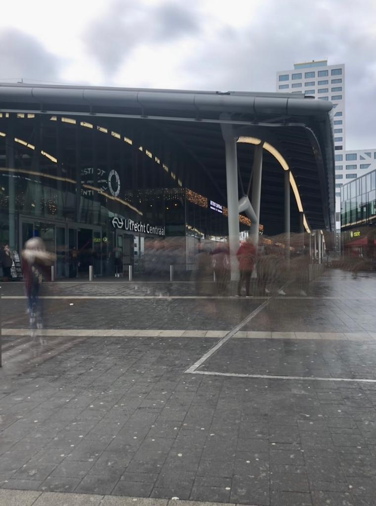 Salida Principal Utrecht Central con la Municipalidad de fondo